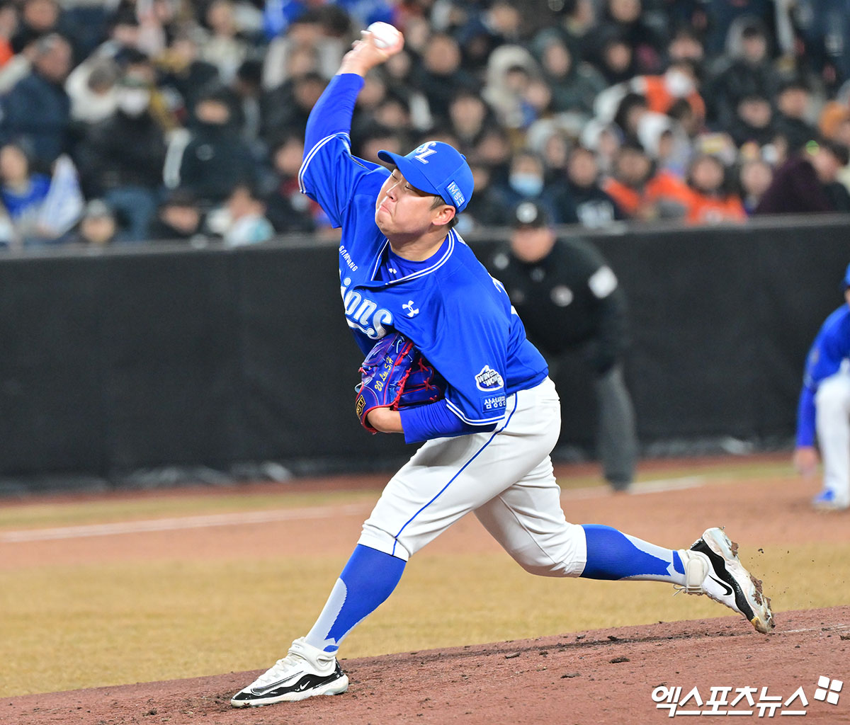 삼성 라이온즈 구원투수 이승현이 정규시즌 경기에 구원 등판해 투구하고 있다. 엑스포츠뉴스 DB