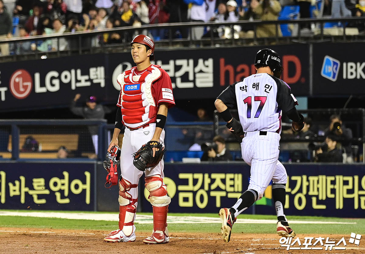 2일 오후 서울 잠실야구장에서 열린 '2025 신한 SOL Bank KBO리그' SSG 랜더스와 LG 트윈스의 경기, 5회말 무사 1,3루 LG 홍창기 타석 때 1루주자 신민재의 도루 시도 이후 SSG 유격수 박성한의 송구 실책을 틈타 3루주자 박해민이 홈에서 득점을 올리고 있다. 아쉬워하는 SSG 포수 조형우. 잠실, 박지영 기자