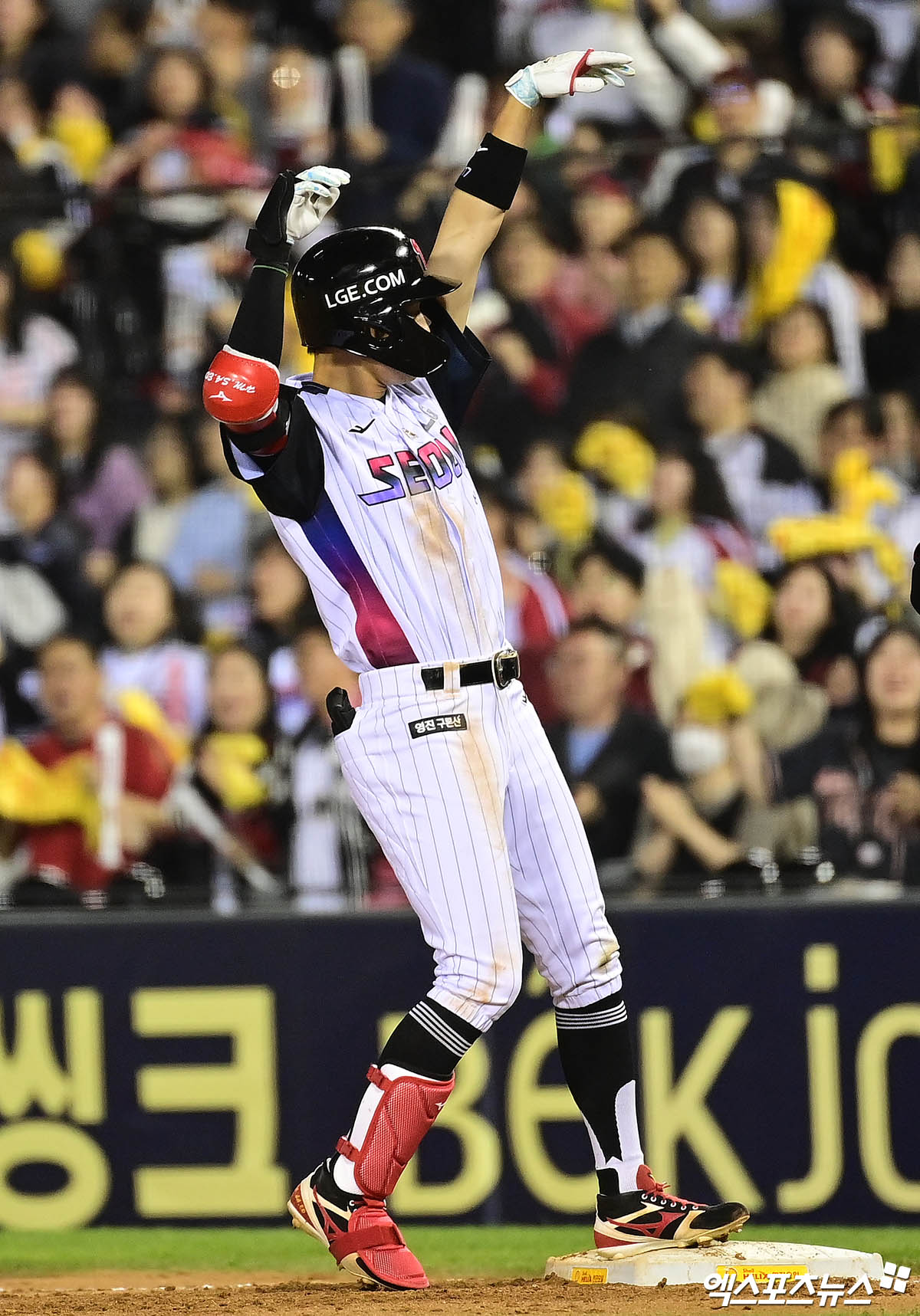 2일 오후 서울 잠실야구장에서 열린 '2025 신한 SOL Bank KBO리그' SSG 랜더스와 LG 트윈스의 경기, 7회말 LG 선두타자 박해민이 안타를 때려낸 뒤 세리머니를 하고 있다. 잠실, 박지영 기자