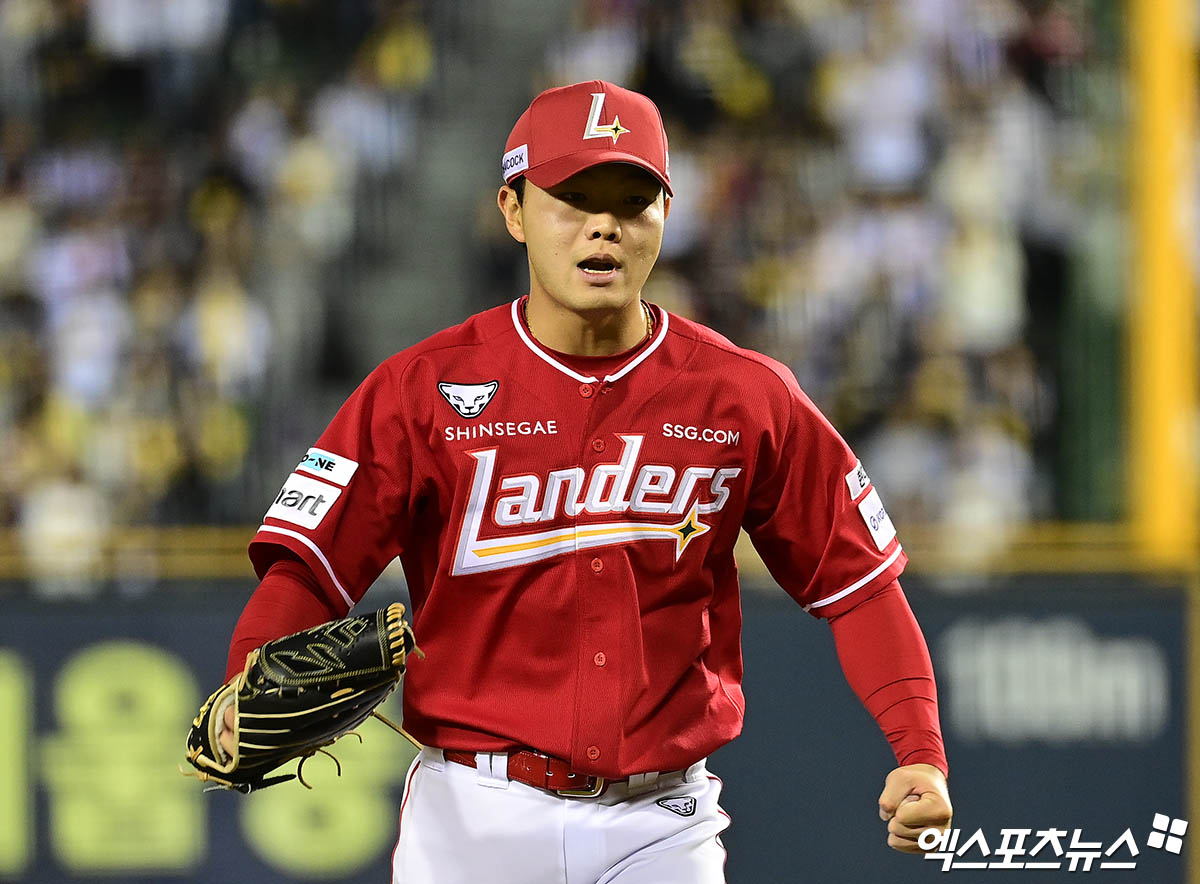 2일 오후 서울 잠실야구장에서 열린 '2025 신한 SOL Bank KBO리그' SSG 랜더스와 LG 트윈스의 경기, 7회말 종료 후 SSG 박시후가 기뻐하고 있다. 잠실, 박지영 기자