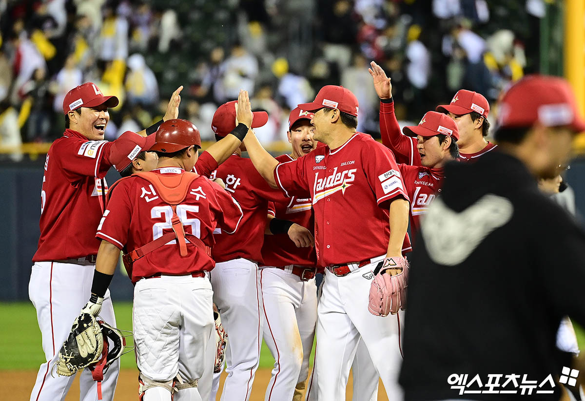 2일 오후 서울 잠실야구장에서 열린 '2025 신한 SOL Bank KBO리그' SSG 랜더스와 LG 트윈스의 경기, SSG가 최정의 결승 투런포와 선발투수 앤더슨의 5이닝 1실점(비자책) 호투에 힘입어 2연승을 달렸다.  경기 종료 후 SSG 선수들이 승리에 기뻐하고 있다. 잠실, 박지영 기자