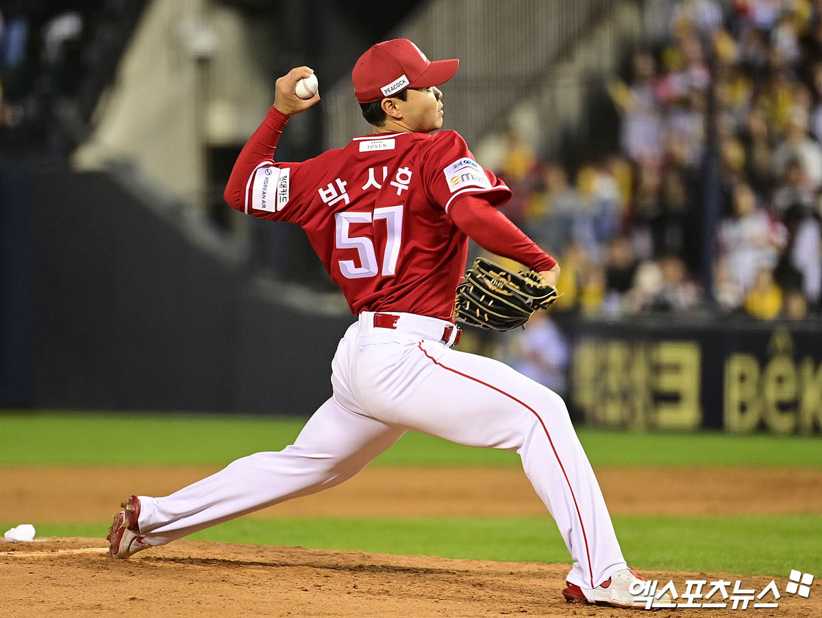 2일 오후 서울 잠실야구장에서 열린 '2025 신한 SOL Bank KBO리그' SSG 랜더스와 LG 트윈스의 경기, 6회말 SSG 박시후가 역투하고 있다. 잠실, 박지영 기자