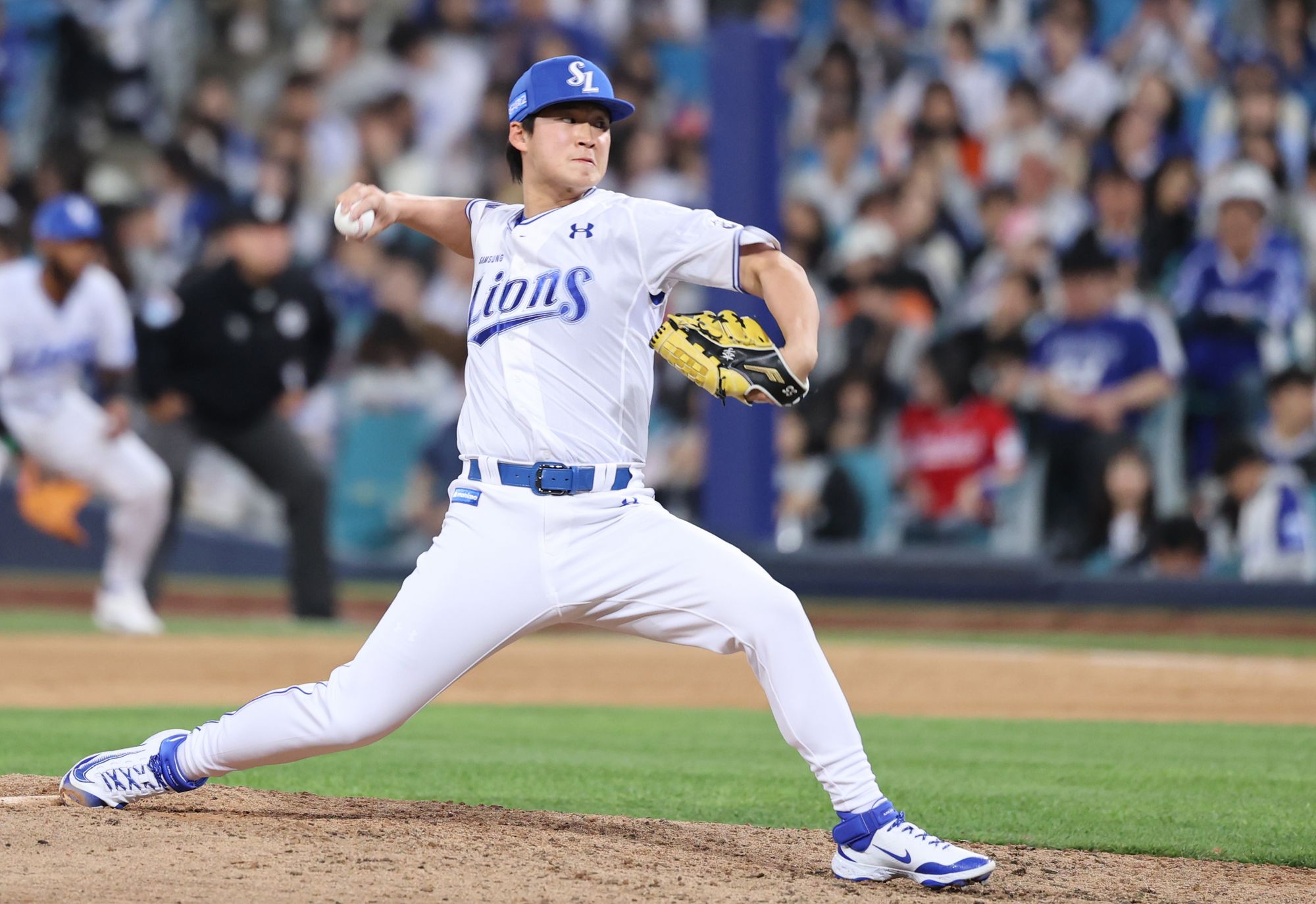 삼성 라이온즈 이호성이 2일 대구 두산 베어스전에 구원 등판해 투구하고 있다. 삼성 라이온즈