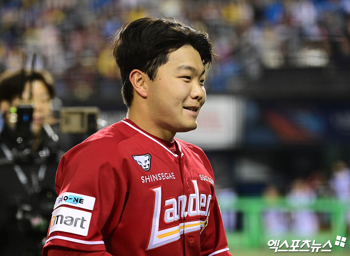 2일 오후 서울 잠실야구장에서 열린 '2025 신한 SOL Bank KBO리그' SSG 랜더스와 LG 트윈스의 경기, 8회말 SSG 박시후가 LG 문성주를 내야 땅볼로 돌려세운 뒤 1사 주자 없는 상황에서 투수 김건우와 교체되어 더그아웃으로 향하고 있다. 잠실, 박지영 기자