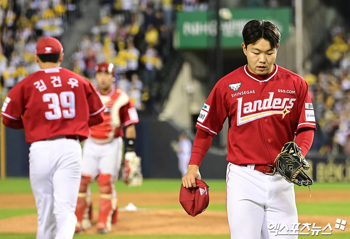2일 오후 서울 잠실야구장에서 열린 '2025 신한 SOL Bank KBO리그' SSG 랜더스와 LG 트윈스의 경기, 8회말 SSG 박시후가 LG 문성주를 내야 땅볼로 돌려세운 뒤 1사 주자 없는 상황에서 투수 김건우와 교체되어 더그아웃으로 향하고 있다. 잠실, 박지영 기자