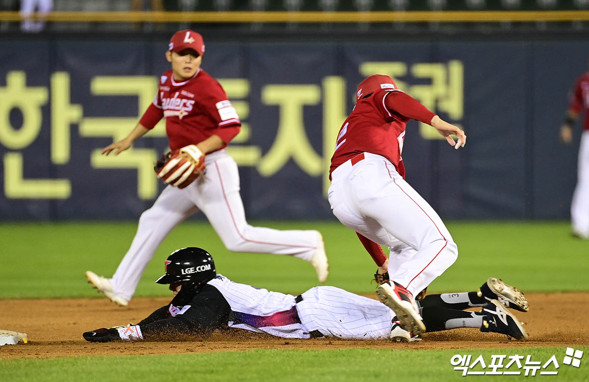 2일 오후 서울 잠실야구장에서 열린 '2025 신한 SOL Bank KBO리그' SSG 랜더스와 LG 트윈스의 경기, SSG가 최정의 결승 투런포와 선발투수 앤더슨의 5이닝 1실점(비자책) 호투에 힘입어 2연승을 달렸다. 9회말 2사 1루 LG 박해민 타석 때 1루주자 최원영이 2루 도루를 시도, SSG 박성한이 태그를 하고 있다. 이후 SSG 측 요청으로 비디오 판독 실시한 뒤 원심 반복되며 태그 아웃으로 경기 종료. 잠실, 박지영 기자