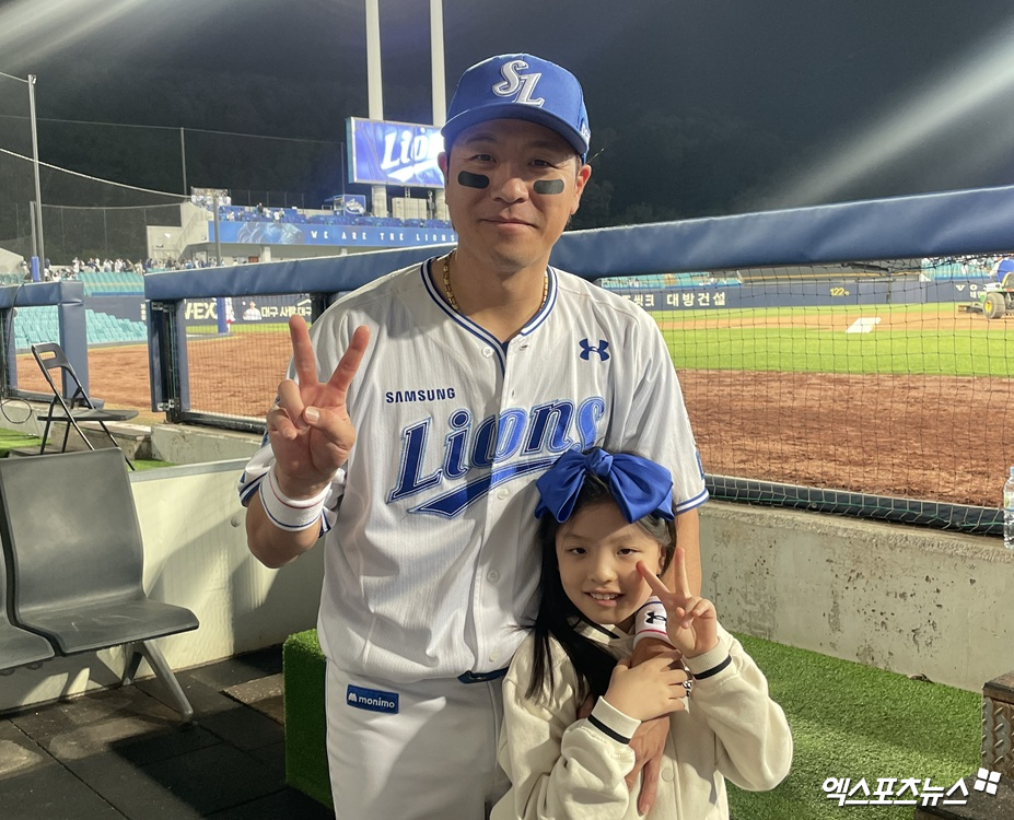 삼성 라이온즈 강민호가 2일 대구 두산 베어스전에서 활약한 뒤 딸 강하이 양과 기념촬영하고 있다. 엑스포츠뉴스 대구, 최원영 기자