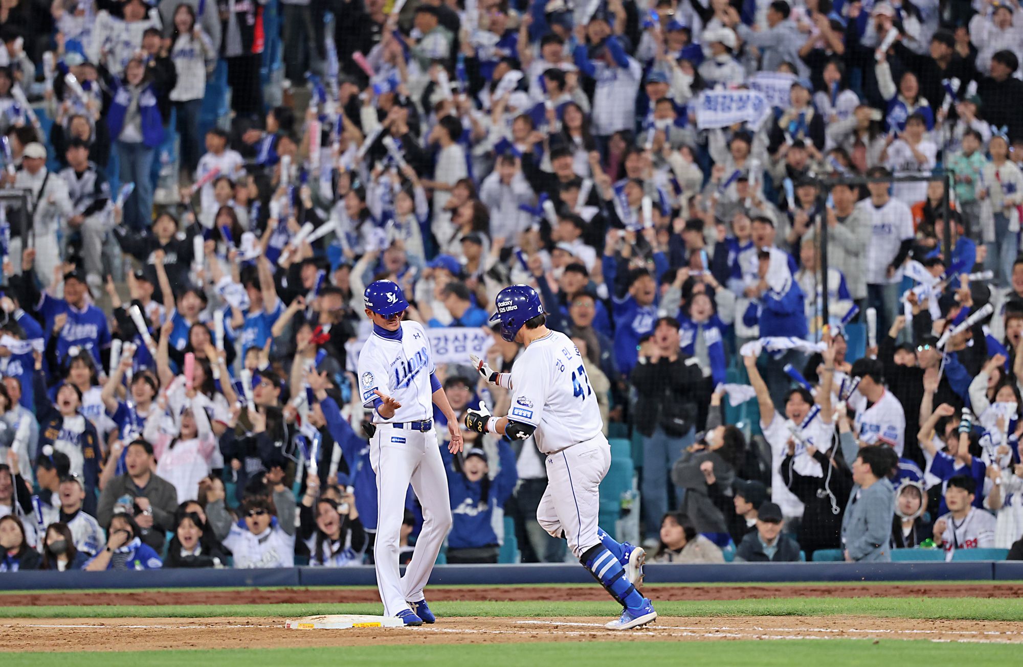 삼성 라이온즈 강민호가 2일 대구 두산 베어스전에서 홈런을 친 뒤 베이스를 돌고 있다. 삼성 라이온즈