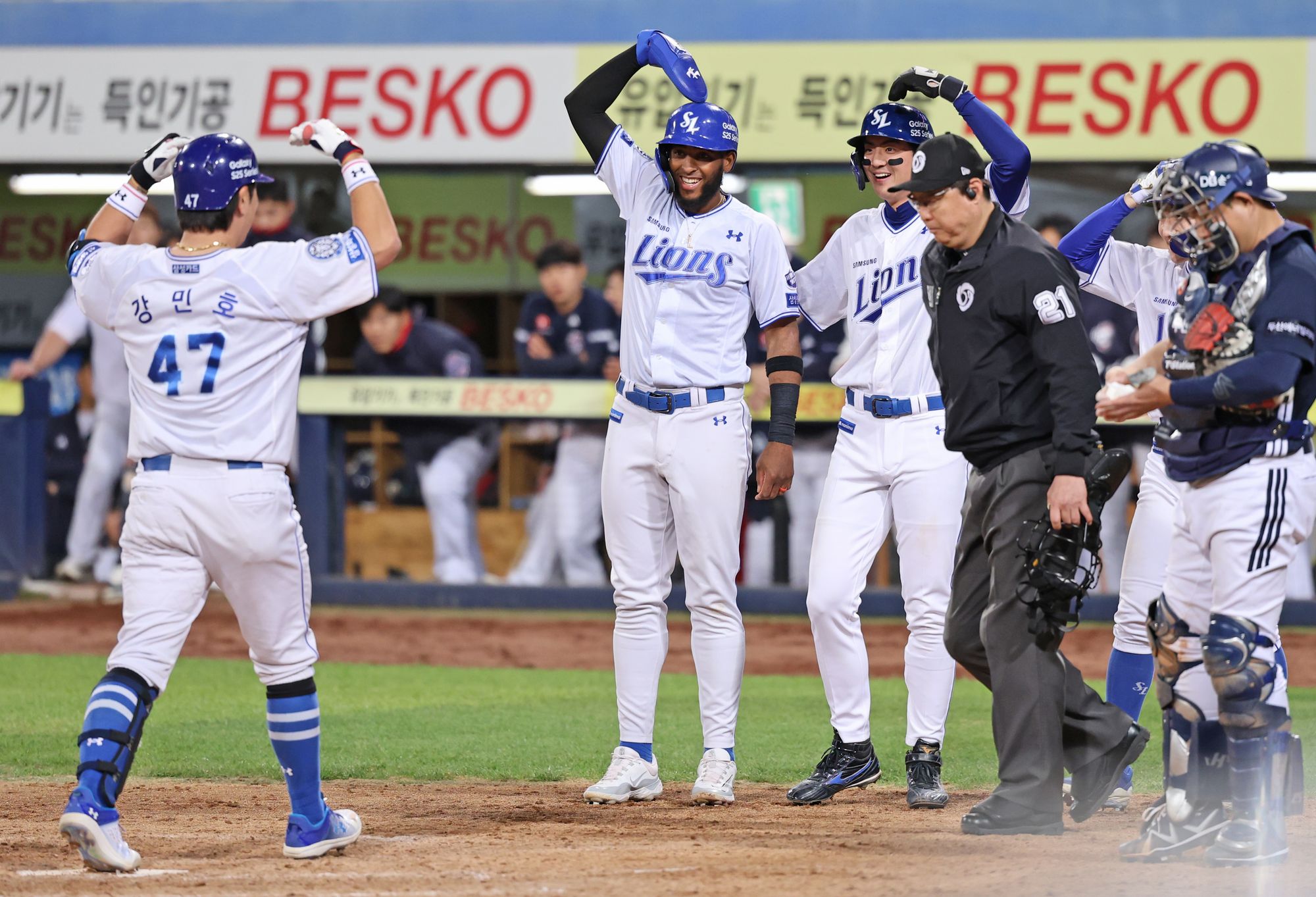 삼성 라이온즈 강민호가 2일 대구 두산 베어스전에서 홈런을 친 뒤 동료들과 세리머니하고 있다. 삼성 라이온즈