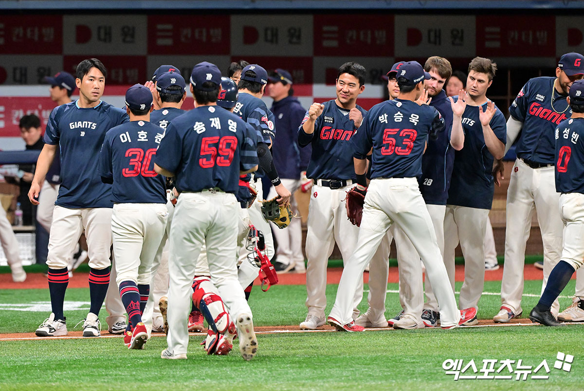 1일 오후 서울 구로구 고척스카이돔에서 열린 '2025 신한 SOL Bank KBO리그' 롯데 자이언츠와 키움 히어로즈의 경기, 7이닝 3피안타 1볼넷 6탈삼진 무실점 완벽투를 선보인 선발 데이비슨의 활약에 힘입어 롯데가 키움에 5:0 승리를 거뒀다.  이날 경기에서 승리한 롯데 선수들이 기뻐하고 있다. 엑스포츠뉴스 DB