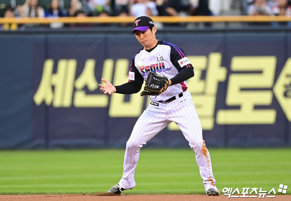2일 오후 서울 잠실야구장에서 열린 '2025 신한 SOL Bank KBO리그' SSG 랜더스와 LG 트윈스의 경기, 1회초 1사 1루 SSG 김성현의 내야안타 때 LG 유격수 오지환이 수비 중 공을 더듬고 있다. 잠실, 박지영 기자