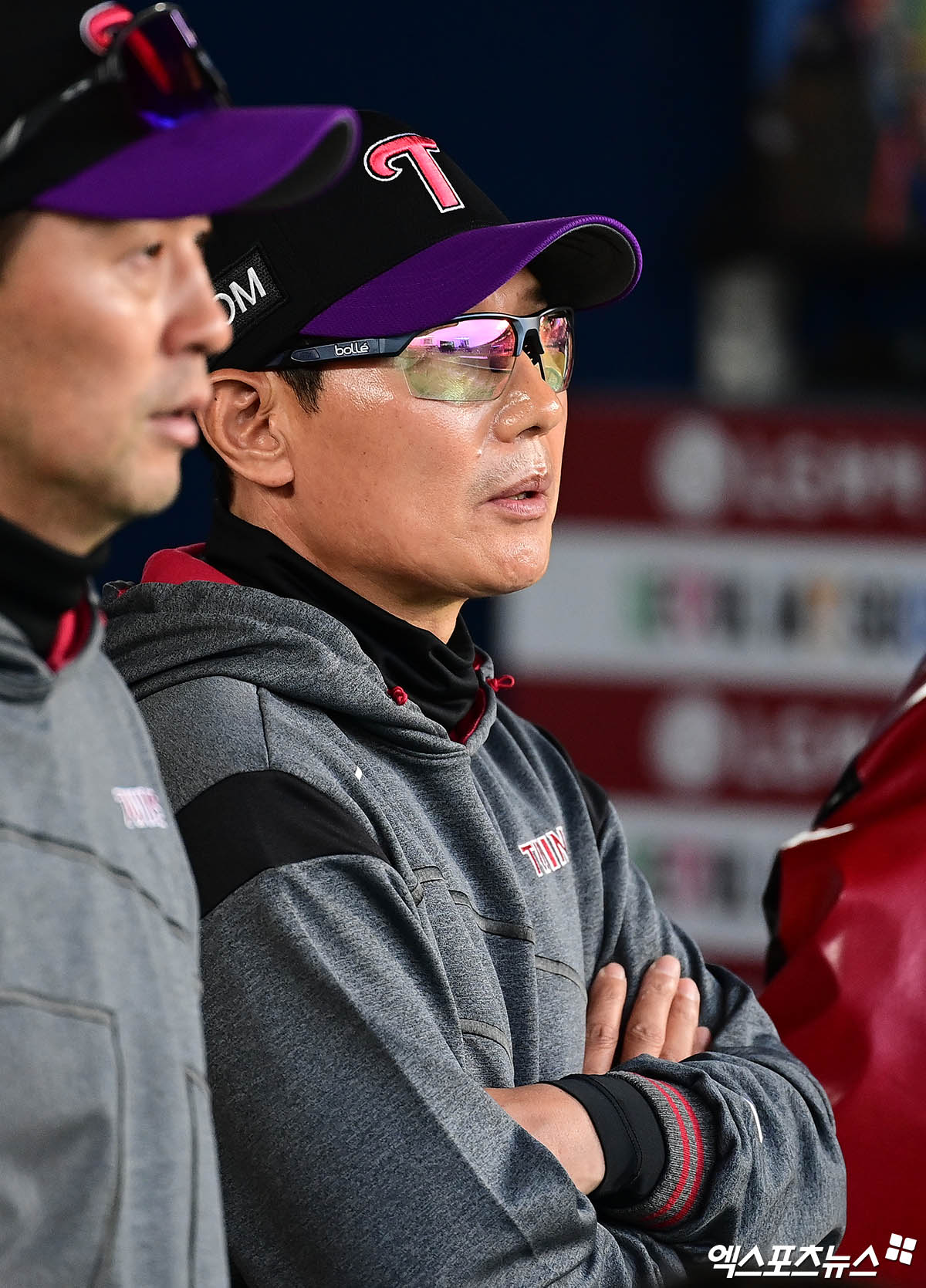 2일 오후 서울 잠실야구장에서 열린 '2025 신한 SOL Bank KBO리그' SSG 랜더스와 LG 트윈스의 경기, LG 염경엽 감독이 더그아웃서 경기를 지켜보고 있다. 잠실, 박지영 기자