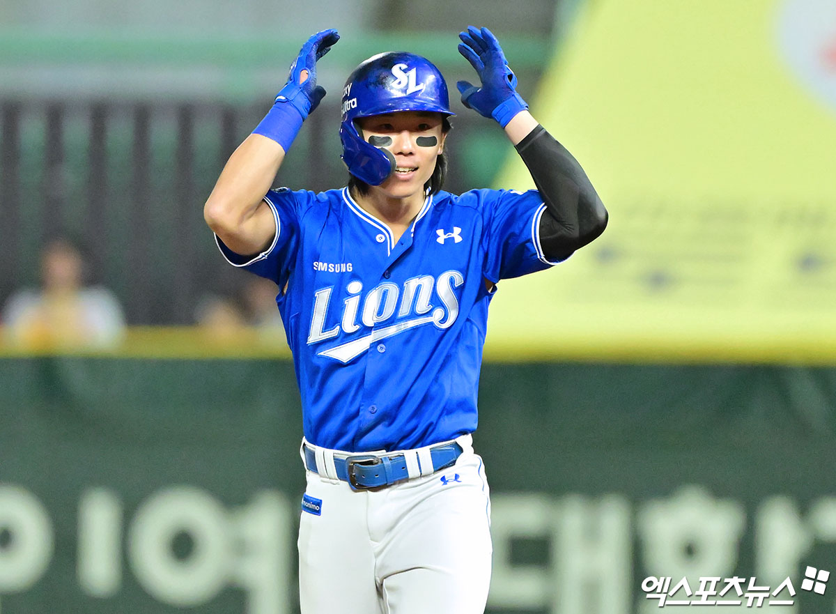 삼성 라이온즈 김성윤이 올해 정규시즌 경기에서 적시타를 친 뒤 세리머니하고 있다. 엑스포츠뉴스 DB