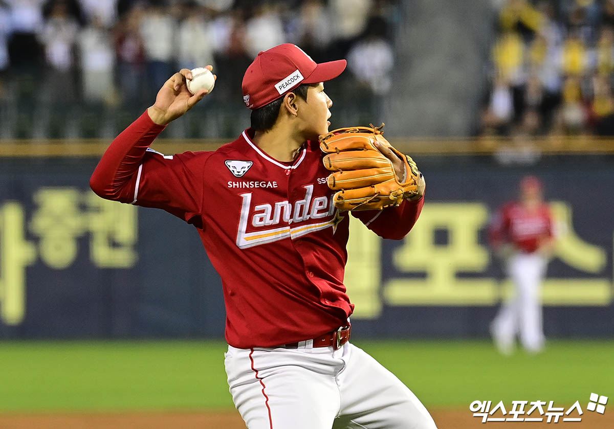 2일 오후 서울 잠실야구장에서 열린 '2025 신한 SOL Bank KBO리그' SSG 랜더스와 LG 트윈스의 경기, 3회말 SSG 3루수 김수윤이 LG 신민재의 내야 땅볼 타구를 잡아 1루로 송구하고 있다. 잠실, 박지영 기자