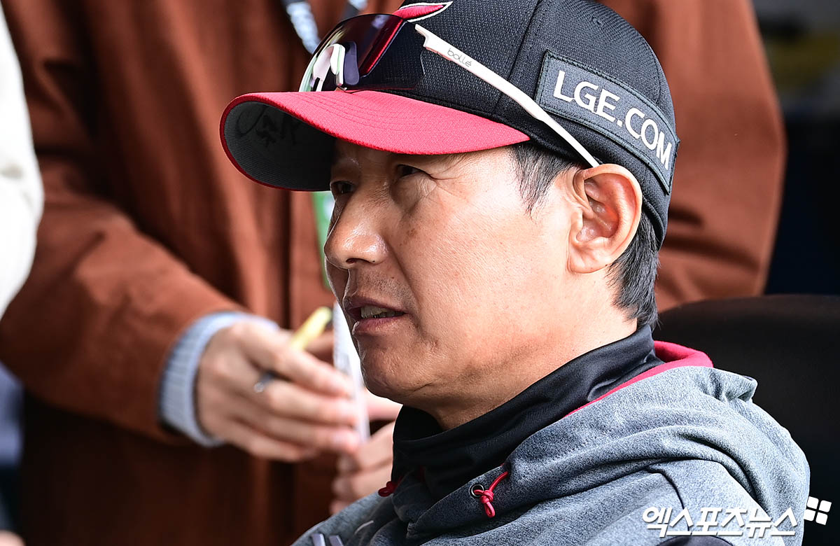 22일 오전 서울 송파구 잠실야구장에서 열리는 '2025 신한 SOL Bank KBO리그' 롯데 자이언츠와 LG 트윈스의 경기에 앞서 LG 염경엽 감독이 취재진과 인터뷰를 나누고 있다. 엑스포츠뉴스 DB