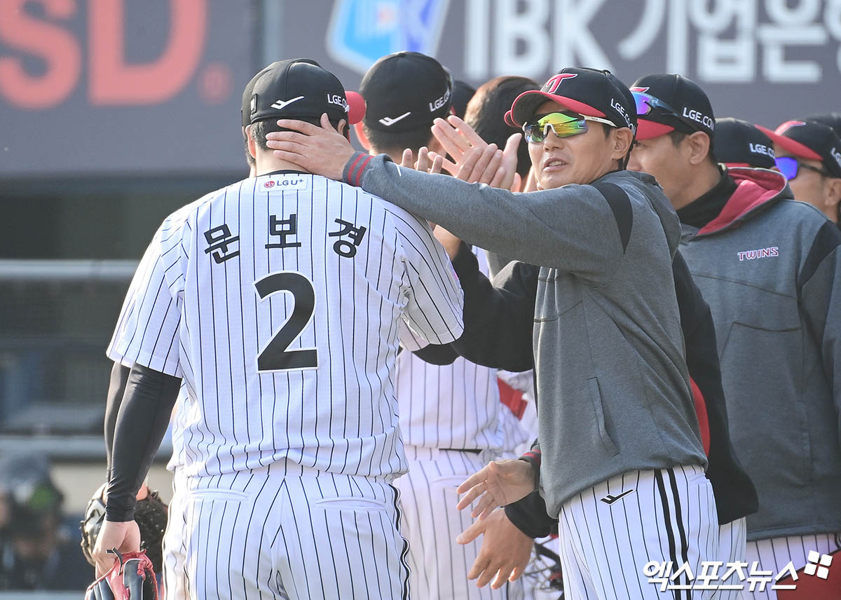 22일 오후 서울 송파구 잠실야구장에서 열린 '2025 신한 SOL Bank KBO리그' 롯데 자이언츠와 LG 트윈스의 경기, LG가 선발투수 치리노스의 6이닝 2실점 호투와 타선의 고른 활약에 힘입어 12:2의 스코어로 승리했다.  경기 종료 후 LG 염경엽 감독이 문보경과 승리의 기쁨을 나누고 있다. 엑스포츠뉴스 DB