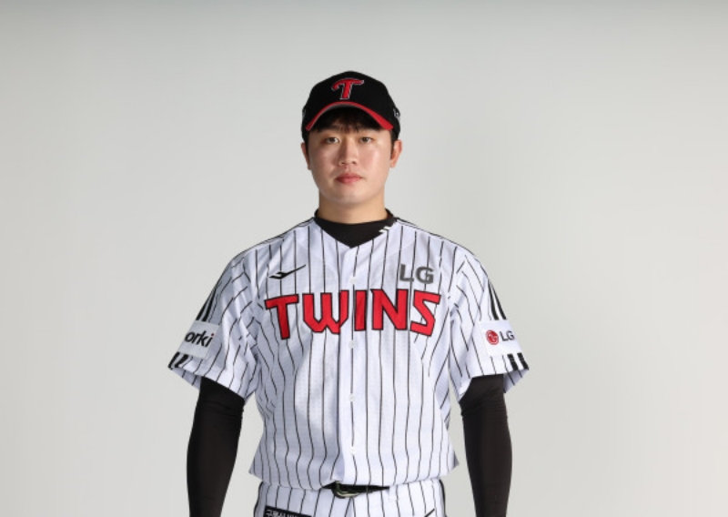 LG 트윈스 내야수 손용준이 2일 서울 잠실야구장에서 열리는 '2025 신한 SOL Bank KBO리그' SSG 랜더스와 LG의 정규시즌 맞대결을 앞두고 정식선수 전환과 함께 1군 엔트리에 등록됐다. LG 트윈스