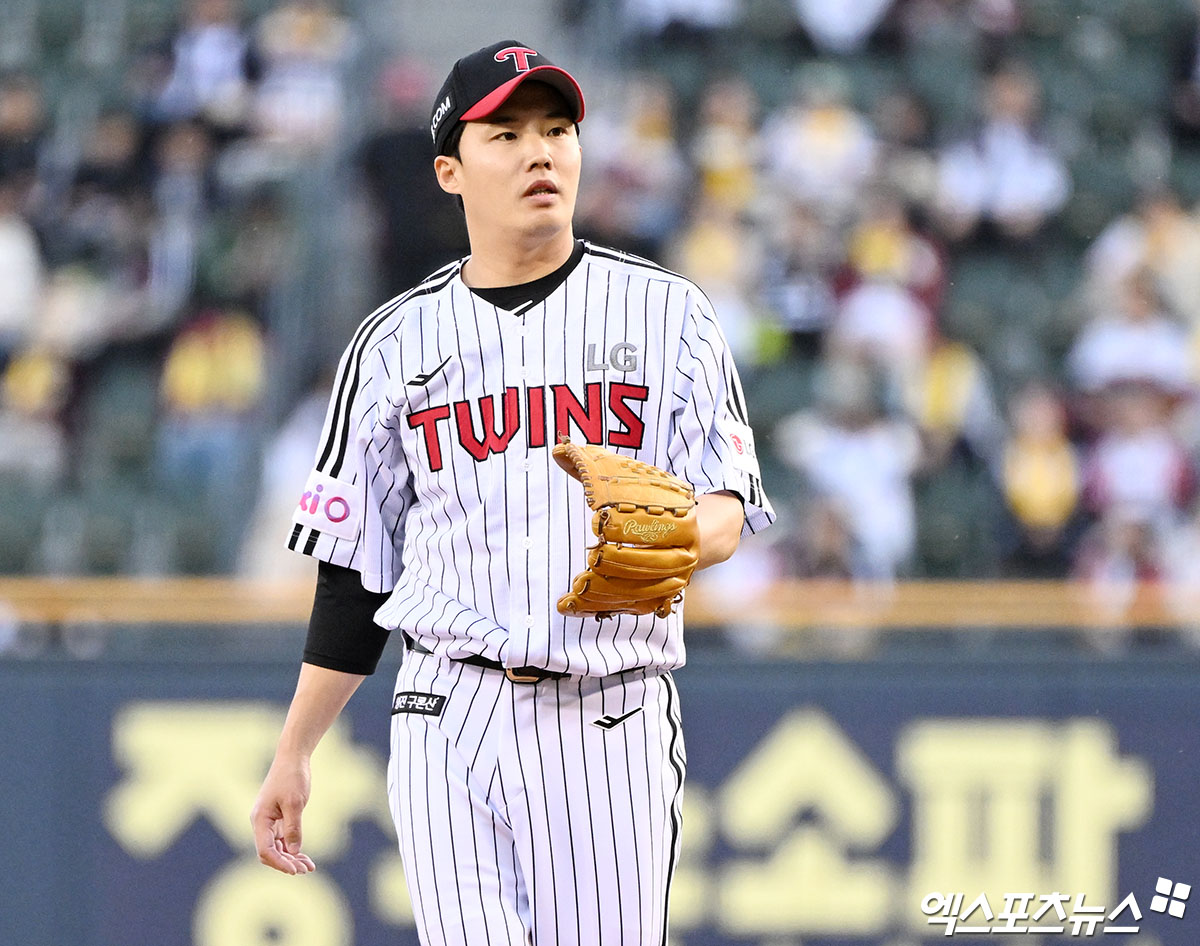 16일 오후 서울 송파구 잠실야구장에서 열린 '2025 신한 SOL Bank KBO리그' 삼성 라이온즈와 LG 트윈스의 경기, 1회초 LG 선발투수 임찬규가 공을 힘차게 던지고 있다. 엑스포츠뉴스 DB