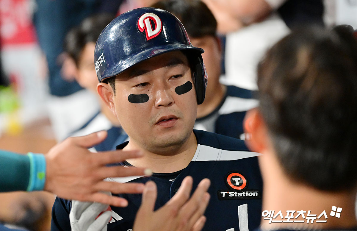 두산 베어스 양의지가 정규시즌 경기에 출전해 득점 후 축하 받고 있다. 엑스포츠뉴스 DB