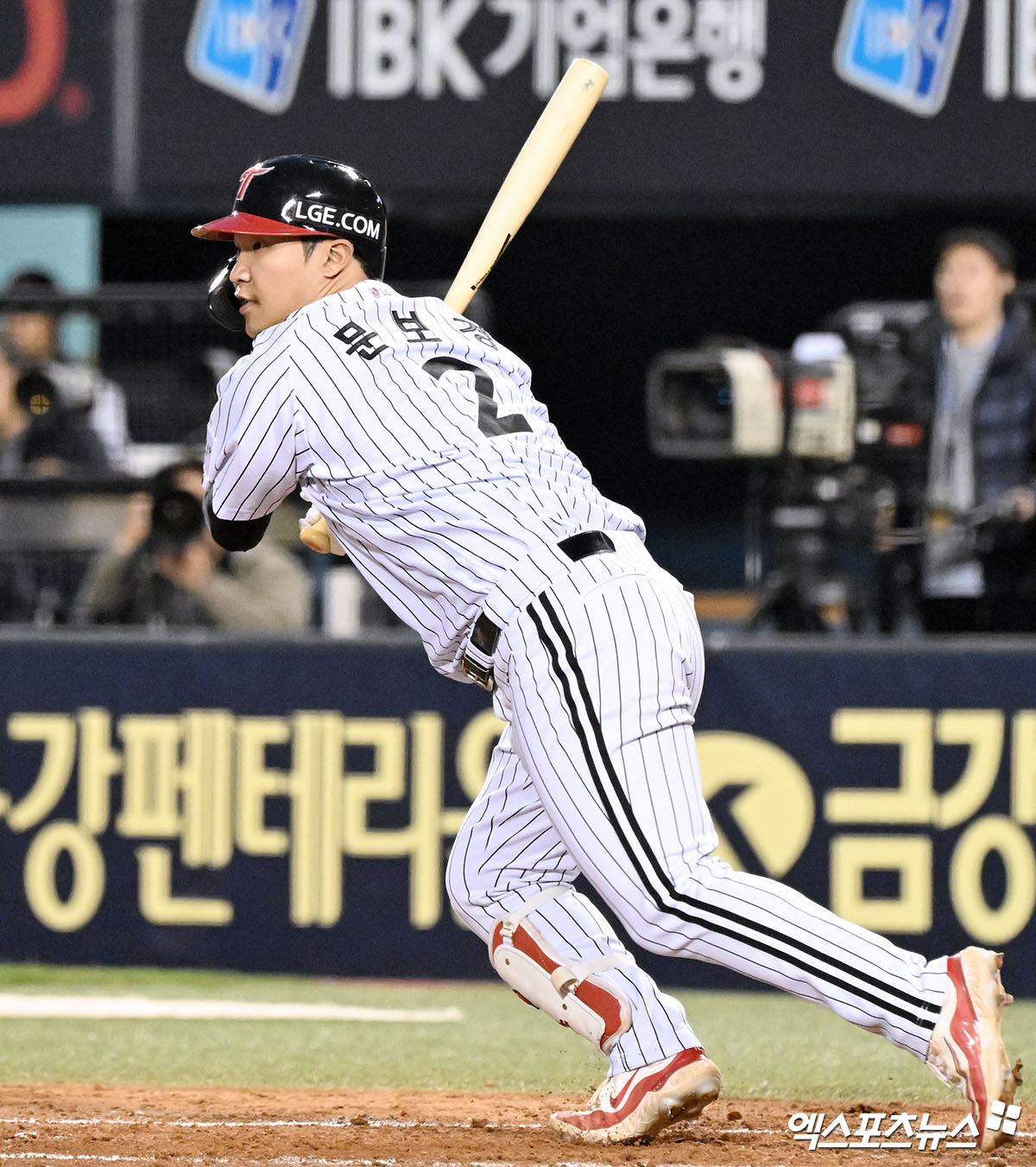 16일 오후 서울 송파구 잠실야구장에서 열린 '2025 신한 SOL Bank KBO리그' 삼성 라이온즈와 LG 트윈스의 경기, 3회말 2사 1,2루 LG 문보경이 1타점 적시타를 날리고 있다. 엑스포츠뉴스 DB