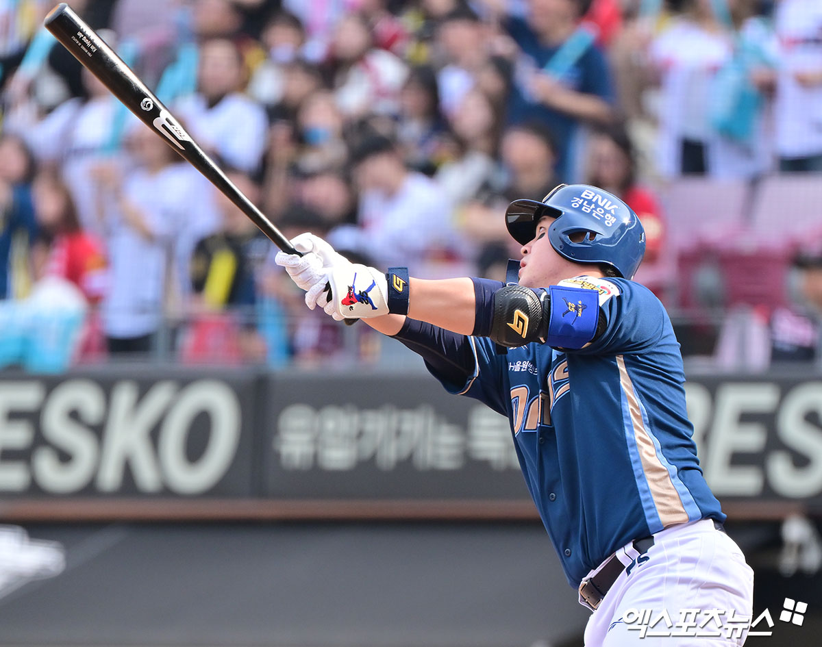 NC 포수 김형준은 3일 사직구장에서 열린 '2025 신한 SOL Bank KBO 리그' 롯데와 주말 3연전 두 번째 경기에서 7번타자 포수로 선발 출전했다. 2회초 솔로포를 터트려 공격에 활력을 불어넣었다. 엑스포츠뉴스 DB