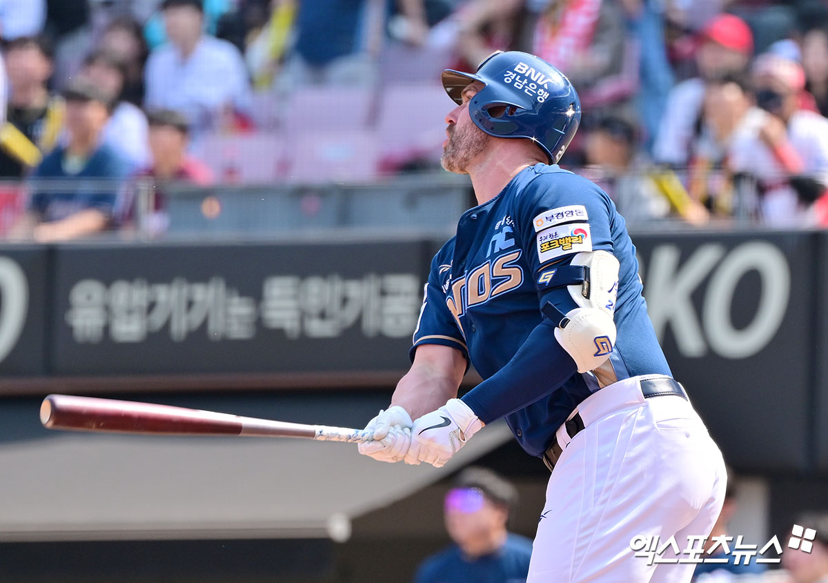 NC 내야수 데이비슨은 3일 사직구장에서 열린 '2025 신한 SOL Bank KBO 리그' 롯데와 주말 3연전 두 번째 경기에서 7번타자 포수로 선발 출전했다. 2회초 솔로포를 터트려 공격에 활력을 불어넣었다. 엑스포츠뉴스 DB