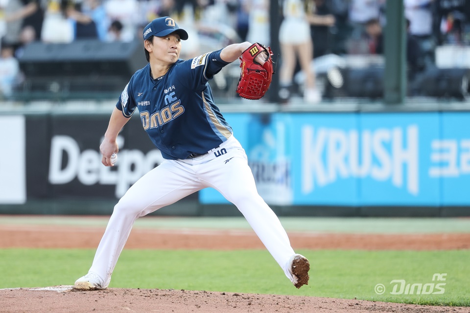 NC 투수 이준혁은 3일 사직구장에서 열린 '2025 신한 SOL Bank KBO 리그' 롯데와 주말 3연전 두 번째 경기에서 구원 등판했다. 생애 첫 1군 등판에서 1⅔이닝 1실점으로 호투하며 팀 승리에 보탬이 됐다. NC 다이노스