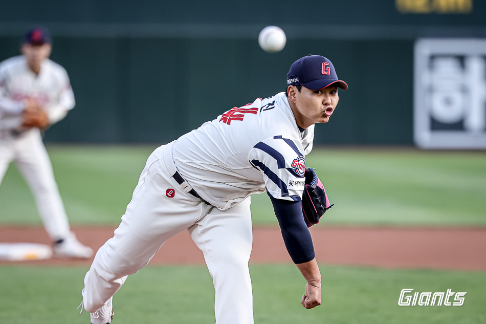 롯데 투수 박진은 3일 사직구장에서 열린 '2025 신한 SOL Bank KBO 리그' NC 다이노스와 주말 3연전 두 번째 경기에서 선발 등판했다. 최종 성적 3이닝 4실점으로 팀 패배를 지켜봐야 했다. 롯데 자이언츠