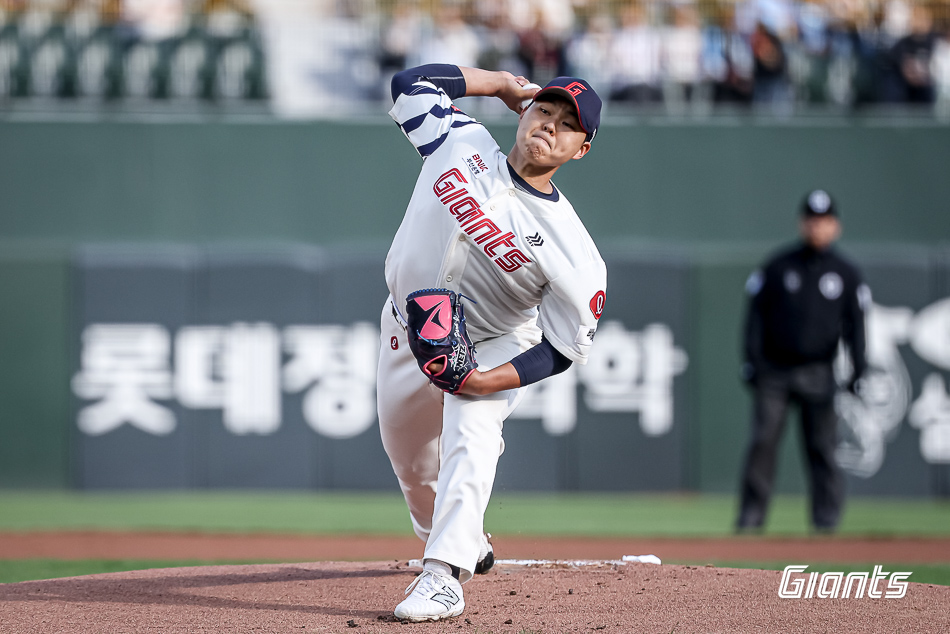 롯데 투수 박진은 3일 사직구장에서 열린 '2025 신한 SOL Bank KBO 리그' NC 다이노스와 주말 3연전 두 번째 경기에서 선발 등판했다. 최종 성적 3이닝 4실점으로 팀 패배를 지켜봐야 했다. 롯데 자이언츠