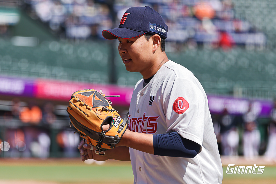 롯데 투수 박진은 3일 사직구장에서 열린 '2025 신한 SOL Bank KBO 리그' NC 다이노스와 주말 3연전 두 번째 경기에서 선발 등판했다. 최종 성적 3이닝 4실점으로 팀 패배를 지켜봐야 했다. 롯데 자이언츠