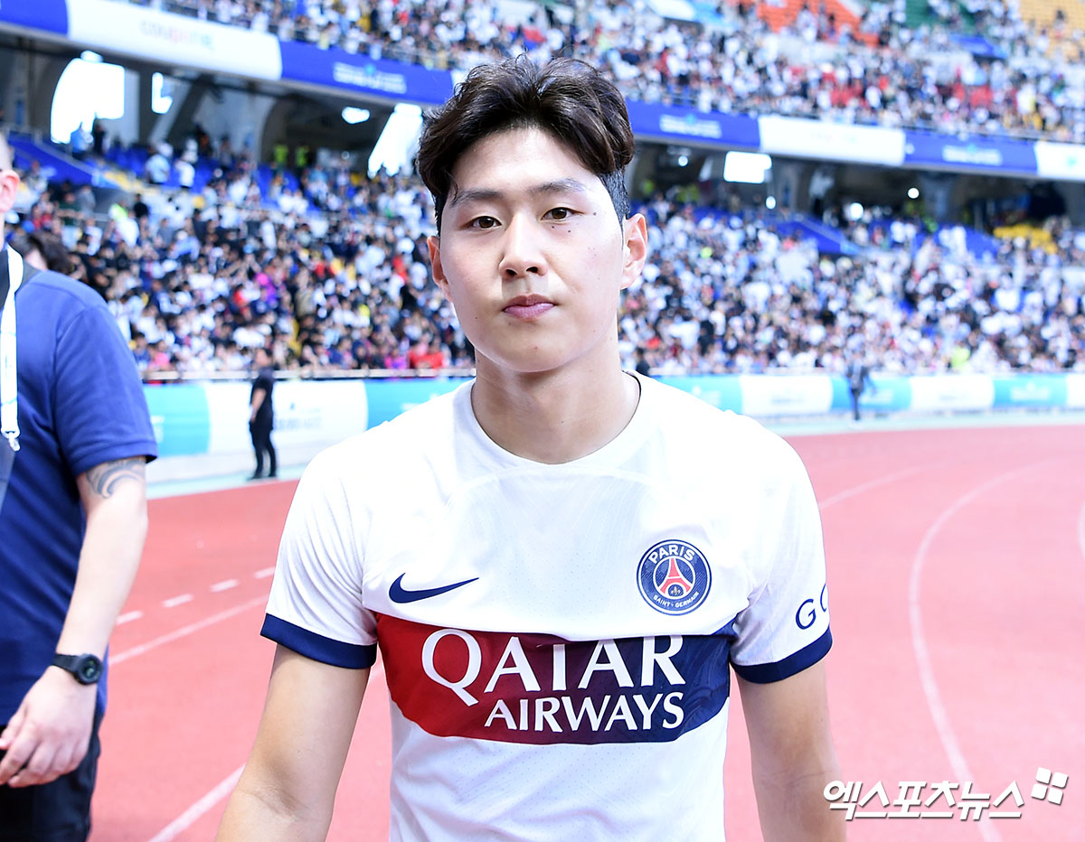 한국 축구의 '뉴 에이스' 이강인이 소속팀 파리 생제르맹(PSG)에서 이적 허락을 받은 것으로 알려져 귀추가 주목된다. 프랑스 매체 중 한 곳은 이강인의 행선지로 아스널을 콕 찍어 거론했다. 신문은 지난 2일 'PSG가 이강인의 이적 제안을 수용할 준비가 되어 있으며, 시즌 종료 후 선수 측과 구단이 향후 진로에 대해 협의할 예정'이라고 보도했다. 매체는 PSG 선수 4명의 거취를 진단했는데 이 중 이강인만 판매 가능한 선수로 분류했다. 다른 매체 '파리 알레'는 이강인 행선지 후보 중에 아스널이 있다고 했다. 엑스포츠뉴스DB