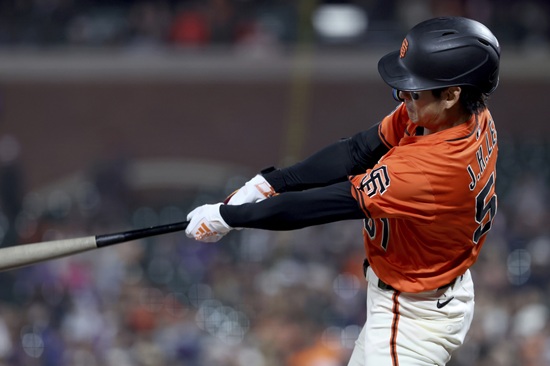 미국 메이저리그 샌프란시스코 자이언츠의 이정후가 4일(한국시간) 미국 캘리포니아주 샌프란시스코의 오라클 파크에서 열린 2025 메이저리그 콜로라도 로키스와의 홈 경기에 3번타자 겸 중견수로 선발출전, 안타를 기록했다. 사진 연합뉴스