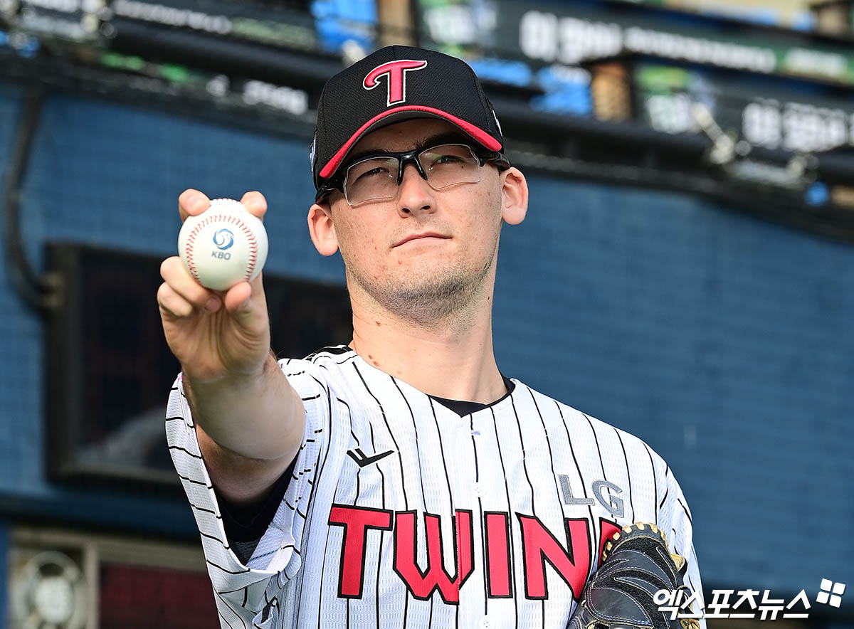 2일 오후 서울 잠실야구장에서 열리는 '2025 신한 SOL Bank KBO리그' SSG 랜더스와 LG 트윈스의 경기에 앞서 LG 일시 대체 외국인 투수 코엔 윈이 그라운드에서 포즈를 취하고 있다. 엑스포츠뉴스 DB