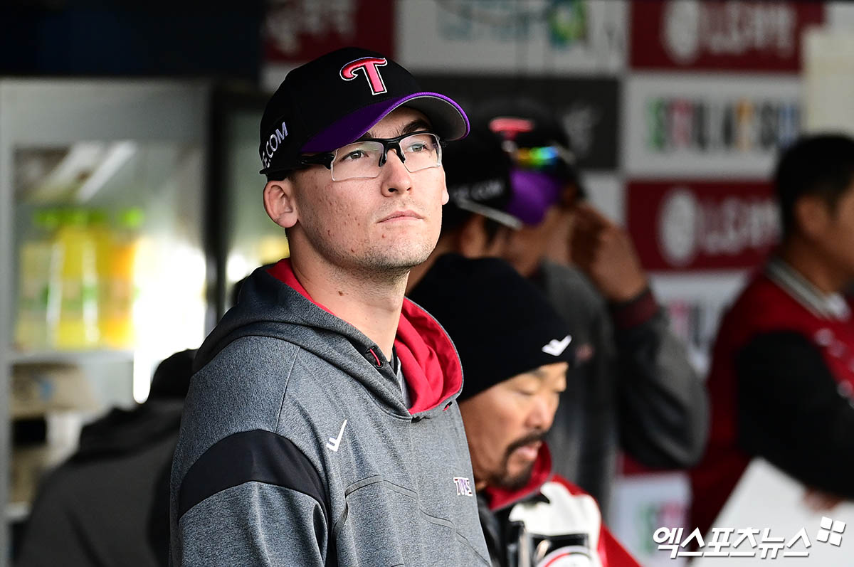 2일 오후 서울 잠실야구장에서 열린 '2025 신한 SOL Bank KBO리그' SSG 랜더스와 LG 트윈스의 경기, LG 코엔 윈이 더그아웃서 경기를 지켜보고 있다. 엑스포츠뉴스 DB