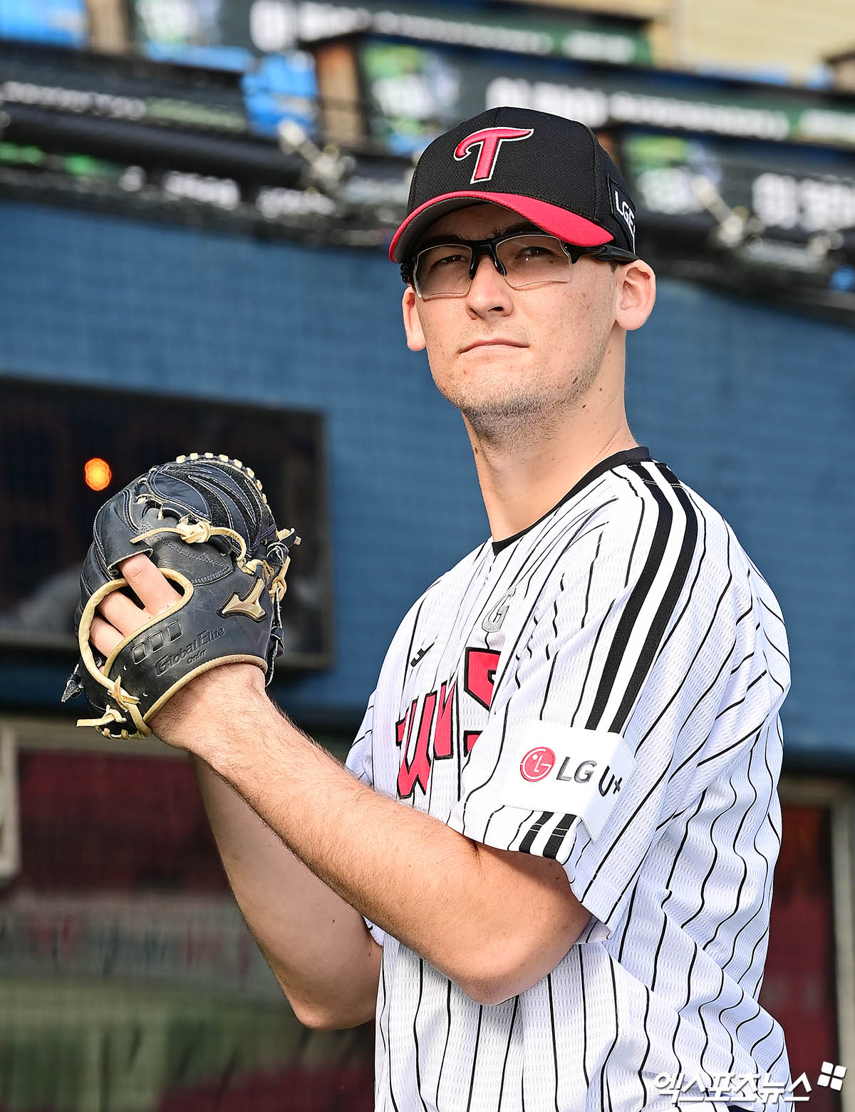 2일 오후 서울 잠실야구장에서 열리는 '2025 신한 SOL Bank KBO리그' SSG 랜더스와 LG 트윈스의 경기에 앞서 LG 일시 대체 외국인 투수 코엔 윈이 그라운드에서 포즈를 취하고 있다. 엑스포츠뉴스 DB