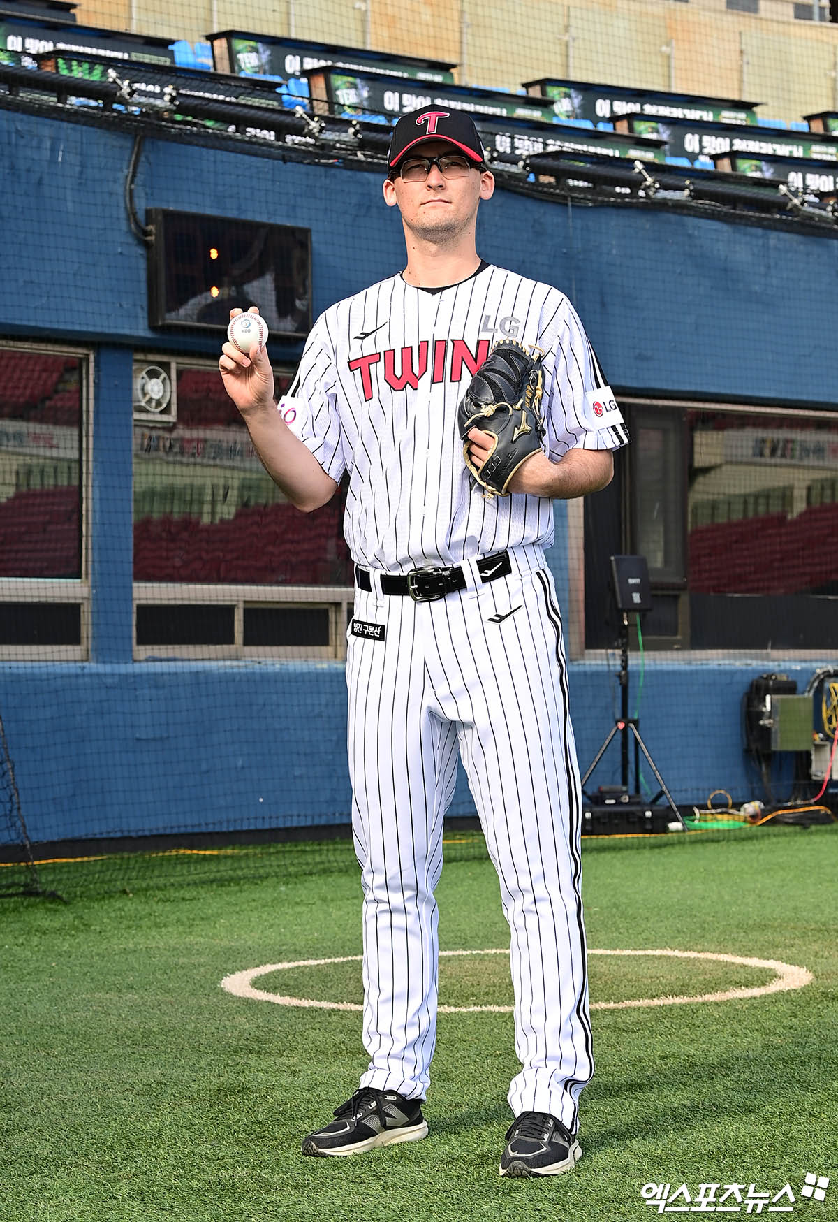 2일 오후 서울 잠실야구장에서 열리는 '2025 신한 SOL Bank KBO리그' SSG 랜더스와 LG 트윈스의 경기에 앞서 LG 일시 대체 외국인 투수 코엔 윈이 그라운드에서 포즈를 취하고 있다. 엑스포츠뉴스 DB
