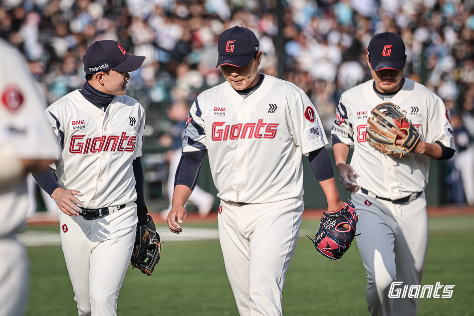 롯데 투수 박진(가운데)은 지난 3일 사직구장에서 열린 '2025 신한 SOL Bank KBO 리그' NC와 주말 3연전 두 번째 경기에서 선발 등판했다. 최종 성적 3이닝 4실점으로 팀 패배를 지켜봐야 했다. 롯데 자이언츠