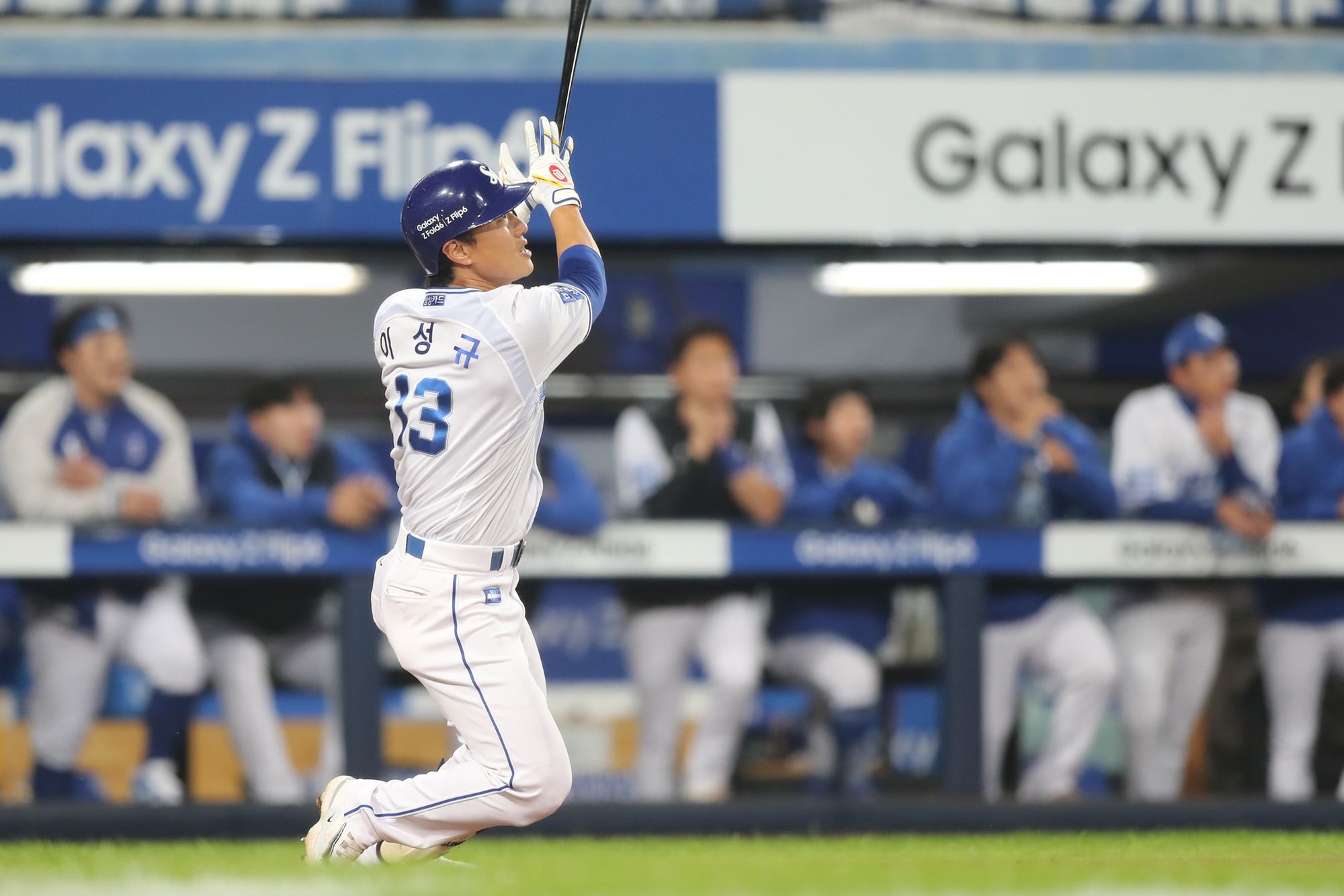 삼성 라이온즈 이성규가 경기에 출전해 타격하고 있다. 삼성 라이온즈