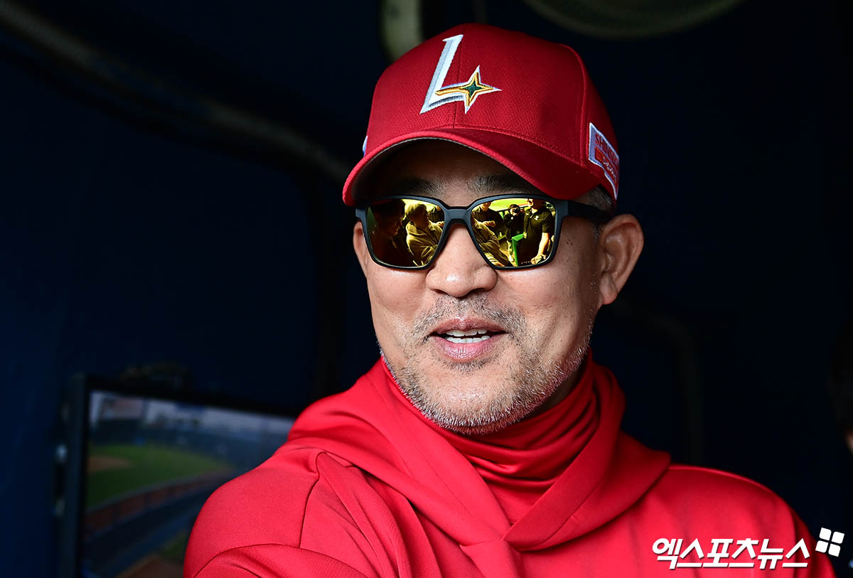 2일 오후 서울 잠실야구장에서 열리는 '2025 신한 SOL Bank KBO리그' SSG 랜더스와 LG 트윈스의 경기에 앞서 SSG 이숭용 감독이 취재진과 인터뷰를 나누고 있다. 엑스포츠뉴스 DB