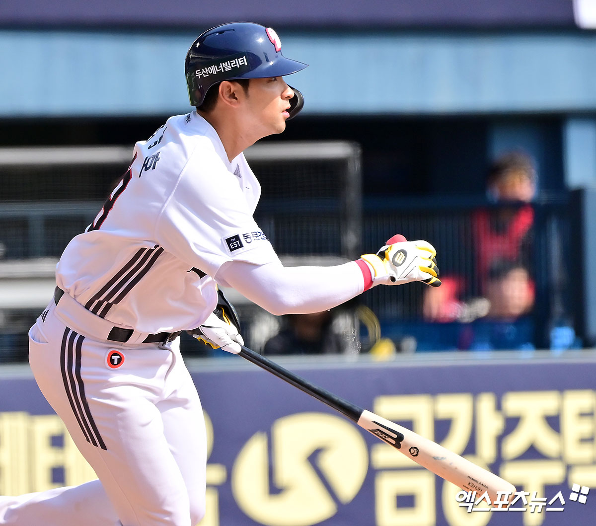 두산 베어스 강승호가 경기에 출전해 타격 후 타구를 지켜보고 있다. 엑스포츠뉴스 DB