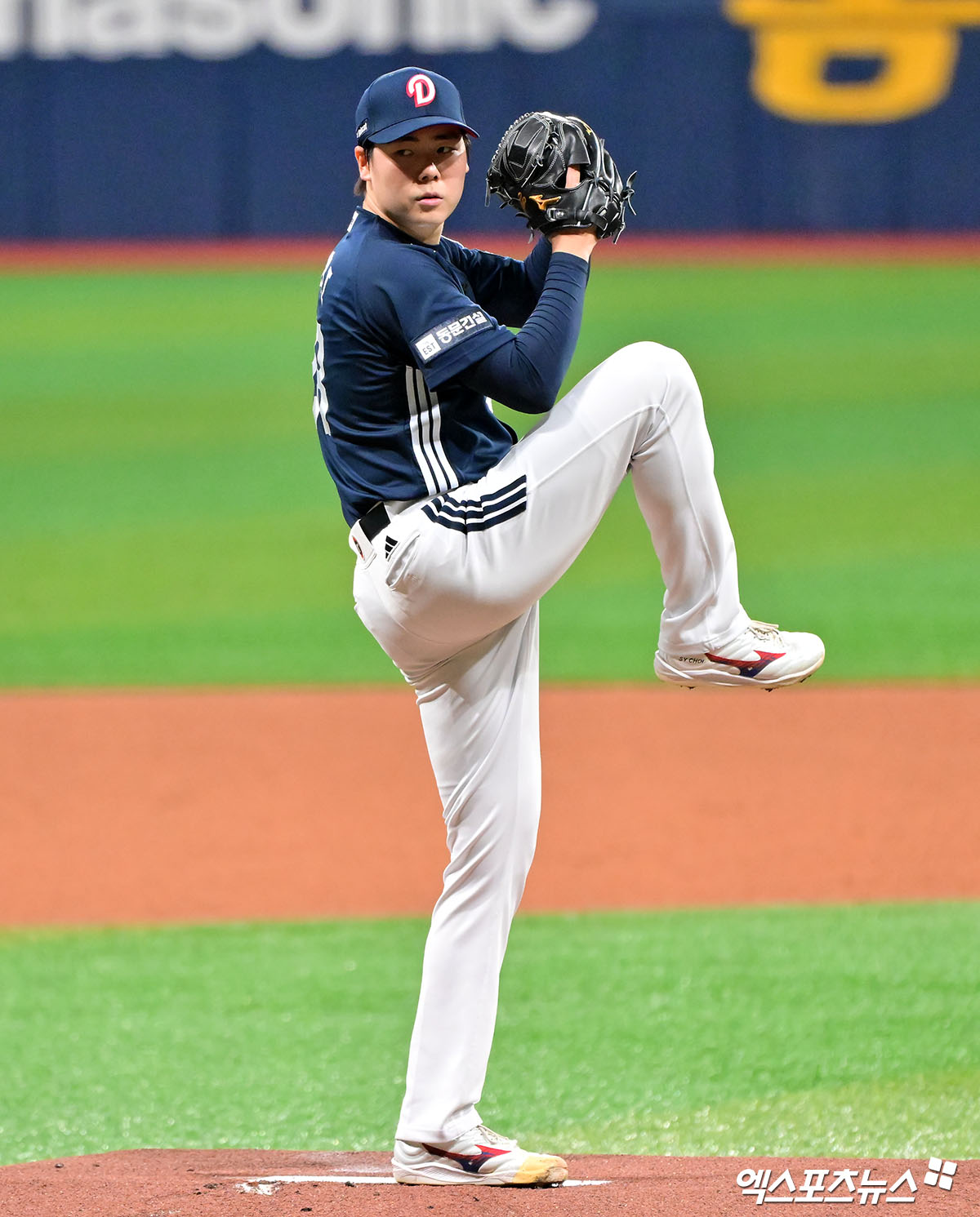 두산 베어스 최승용이 경기에 선발 등판해 투구하고 있다. 엑스포츠뉴스 DB