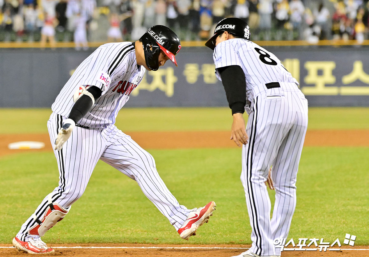 26일 오후 서울 송파구 잠실야구장에서 열린 '2025 신한 SOL Bank KBO리그' 한화 이글스와 LG 트윈스의 경기, 4회말 LG 문보경이 솔로 홈런을 날린 후 그라운드를 돌고 있다. 엑스포츠뉴스 DB