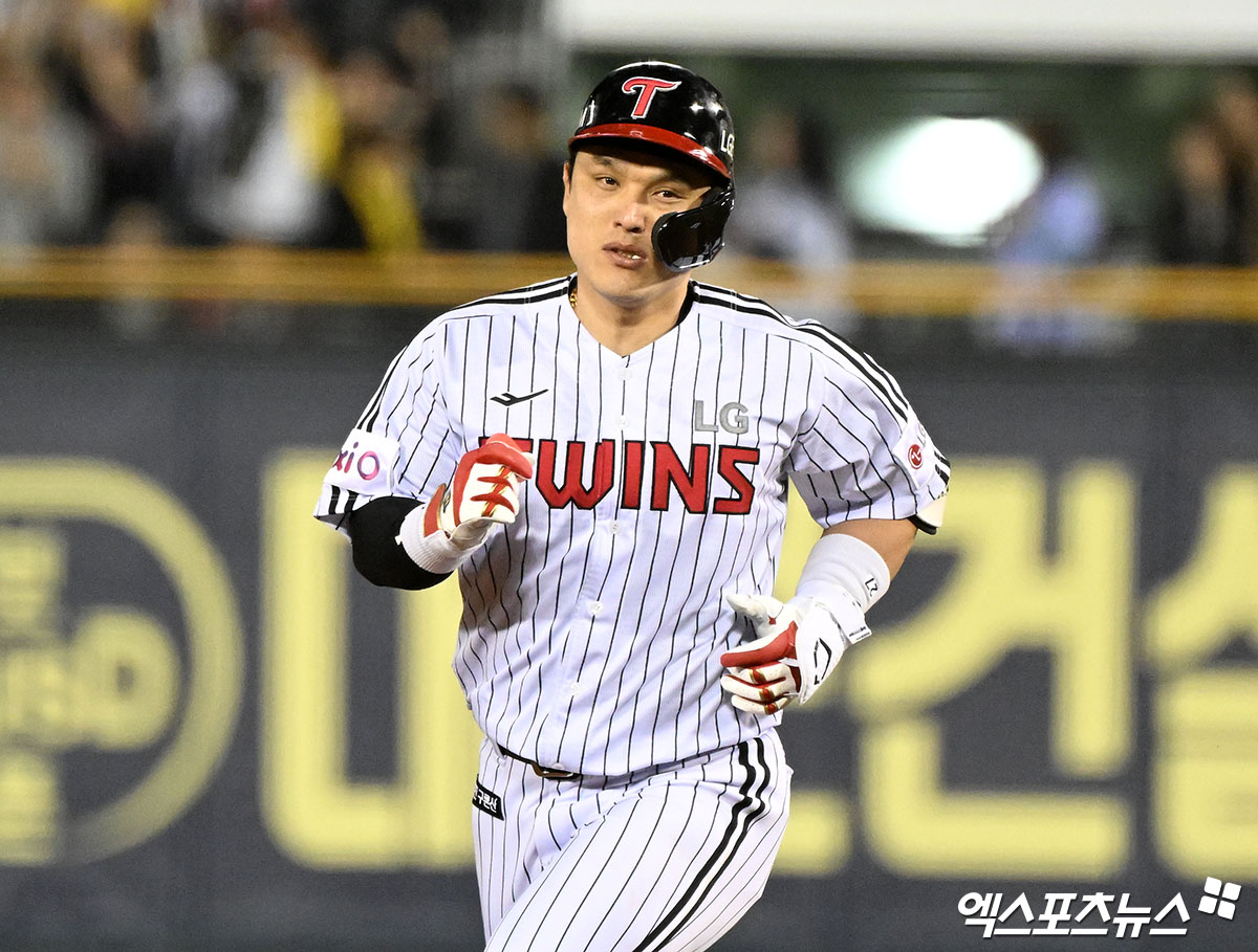 16일 오후 서울 송파구 잠실야구장에서 열린 '2025 신한 SOL Bank KBO리그' 삼성 라이온즈와 LG 트윈스의 경기, 5회말 무사 1,2루 LG 박동원이 스리런 홈런을 날린 후 그라운드를 돌고 있다. 엑스포츠뉴스 DB