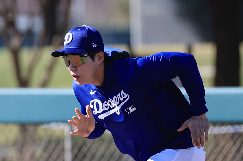 미국 메이저리그 LA 다저스의 김혜성이 4일(한국시간) 미국 조지아 애틀랜타의 트루이스트 파크에서 열린 2025 메이저리그 애틀랜타 브레이브스와의 원정 경기에 9회말 대수비로 출전, 1이닝을 소화했다. 역대 28번째 코리안 빅리거로 이름을 올리고 메이저리그 데뷔전을 성공적으로 마쳤다. 사진 연합뉴스