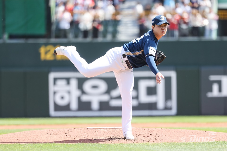 NC 투수 김녹원은 4일 사직구장에서 열린 '2025 신한 SOL Bank KBO 리그' 롯데와 주말 3연전 마지막 경기에서 선발 등판했다. 최종 성적 3이닝 4실점을 기록했다. 4회말 한순간 흔들리며 대량 실점했다. NC 다이노스