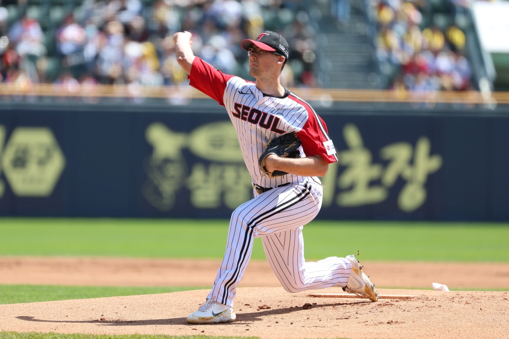 4일 오후 서울 잠실야구장에서 열린 '2025 신한 SOL Bank KBO리그' SSG 랜더스와 LG 트윈스의 경기, LG 선발투수 코엔 윈이 공을 힘차게 던지고 있다. LG 트윈스