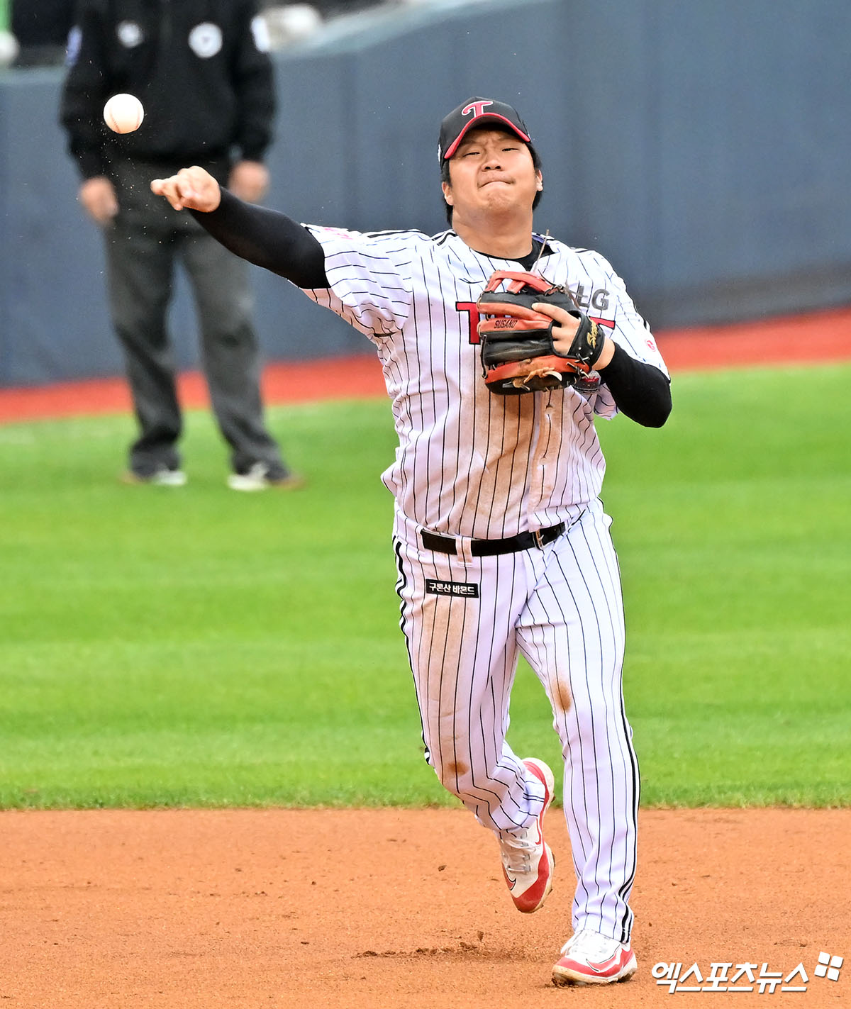 6일 오후 서울 송파구 잠실야구장에서 열린 '2024 신한 SOL Bank KBO 포스트시즌' KT 위즈와 LG 트윈스의 준플레이오프 2차전 경기, 5회초 2사 LG 문보경이 KT 장성우의 타구를 잡아 1루로 송구하고 있다. 엑스포츠뉴스 DB