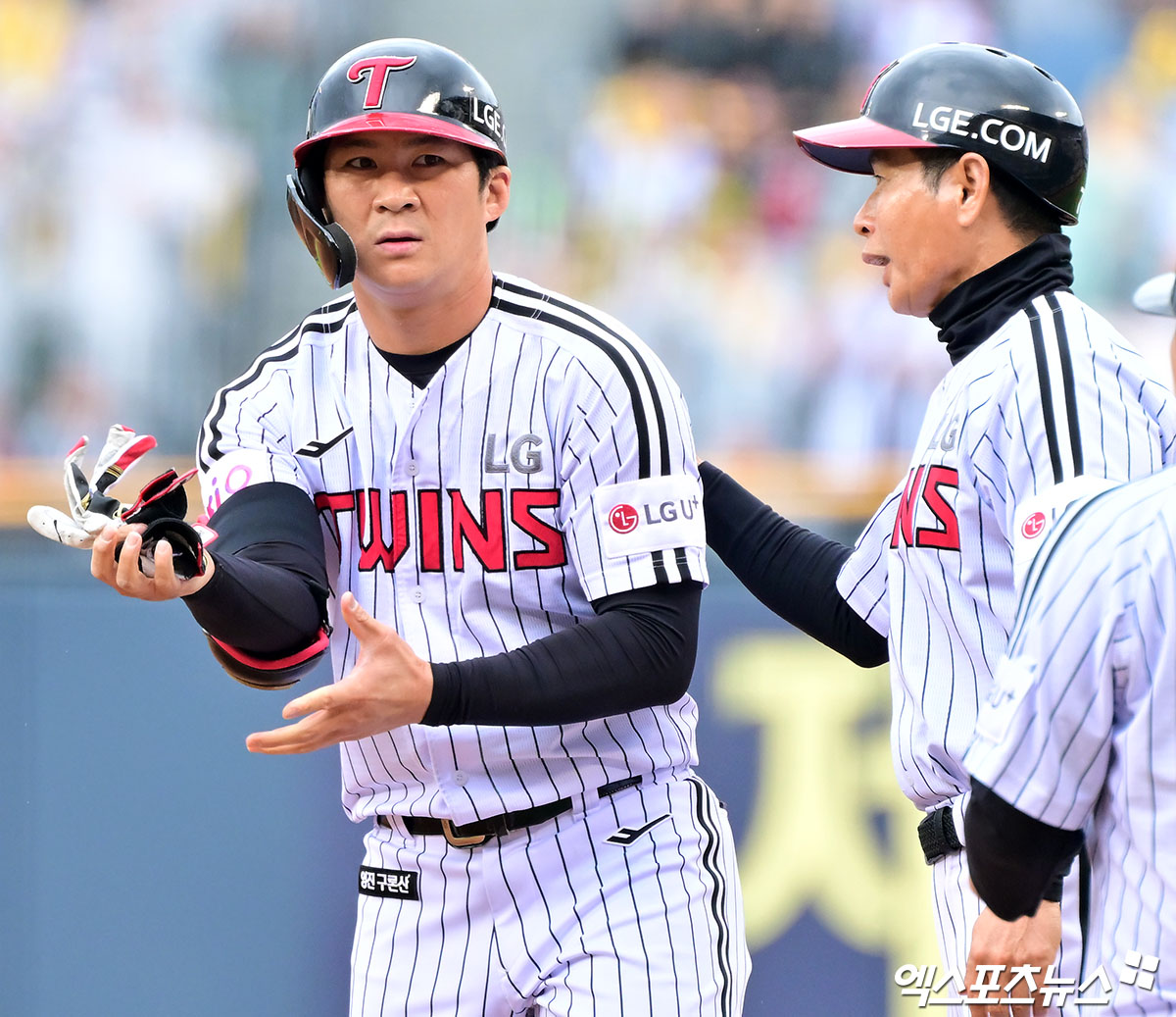 12일 오후 서울 송파구 잠실야구장에서 열린 '2025 신한 SOL Bank KBO리그' 두산 베어스와 LG 트윈스의 경기, 4회말 1사 1,2루 LG 오지환이 1타점 적시타를 날린 후 타임을 요청하고 있다. 엑스포츠뉴스 DB