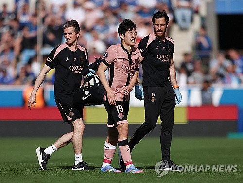 PSG는 4일(한국시간) 프랑스 스트라스부르에 위치한 스타드 드 라 메노에서 열린 스트라스부르와의 2024-25시즌 프랑스 리그1(리그앙) 32라운드 원정 경기에서 1-2로 패배했다. 이날 이강인은 선발로 출전했지만 부상으로 인해 45분 만에 경기를 마쳤다. 이강인은 전반 42분 볼 경합 과정에서 왼쪽 정강이에 통증을 호소하며 쓰러졌다. 곧바로 일어나긴 했지만 경기를 뛰기 어려울 정도로 다리를 절뚝여 결국 후반전 시작과 동시에 교체됐다. 연합뉴스