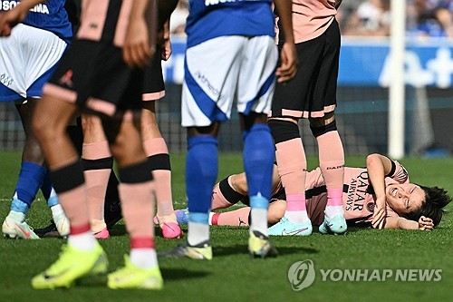 PSG는 4일(한국시간) 프랑스 스트라스부르에 위치한 스타드 드 라 메노에서 열린 스트라스부르와의 2024-25시즌 프랑스 리그1(리그앙) 32라운드 원정 경기에서 1-2로 패배했다. 이날 이강인은 선발로 출전했지만 부상으로 인해 45분 만에 경기를 마쳤다. 이강인은 전반 42분 볼 경합 과정에서 왼쪽 정강이에 통증을 호소하며 쓰러졌다. 곧바로 일어나긴 했지만 경기를 뛰기 어려울 정도로 다리를 절뚝여 결국 후반전 시작과 동시에 교체됐다. 연합뉴스